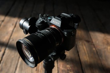 LVIV, UKRAINE - 20 Mart 2021: Elektronik dengeleyicide modern Sony kamerası
