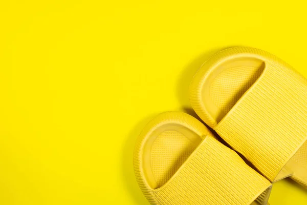 Żółte Letnie Kapcie Żółtym Tle Para Domowych Butów Minimalistyczne Kreatywne — Zdjęcie stockowe