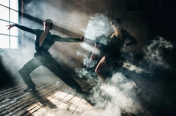 Пара Двох Професійних Бальних Танцюристів Танцює Студії Лофт Прекрасне Художнє — стокове фото