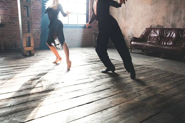 Några Ben Två Professionella Balsalsdansare Dansar Loft Studio Vacker Konstföreställning — Stockfoto