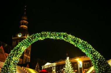 Geceleyin Riga şehir merkezinde. Ağaçtaki Noel ışıkları. Turistik gezi konsepti. Şenlik zamanı.