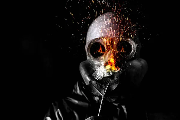 Mannen Gasmasken Håller Brinnande Blomma Strålningspåverkan Miljöförstöring Tjernobylkonceptet Farlig Kärnkraft — Stockfoto