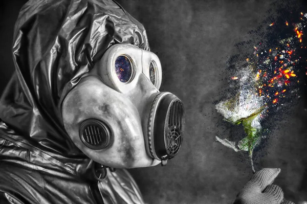 Mężczyzna Masce Gazowej Trzymający Płonący Kwiat Wpływ Promieniowania Zanieczyszczenie Środowiska — Zdjęcie stockowe