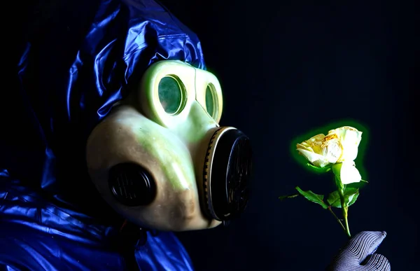 Homem Com Máscara Gás Segurar Uma Flor Luminosa Radioactiva Influência — Fotografia de Stock