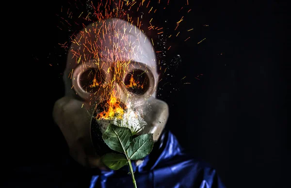 Mannen Gasmasken Håller Brinnande Blomma Strålningspåverkan Miljöförstöring Tjernobylkonceptet Farlig Kärnkraft — Stockfoto