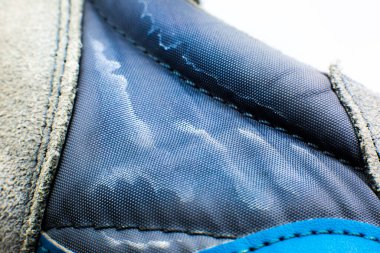 Kirli ayakkabılar dışarı çıkan tuzdan zarar gördü