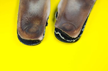 İki eski, pejmürde iç kirli ayakkabı tabanı. Eskimiş şeyler..