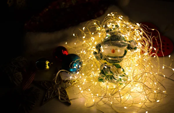 Muñeco Nieve Luces Navidad Adornos Guirnaldas Fondo Festivo Año Nuevo —  Fotos de Stock