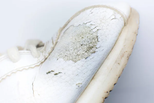 Закрой Порванные Белые Кожаные Кроссовки Кожаные Туфли Концепция Ремонта Обуви — стоковое фото