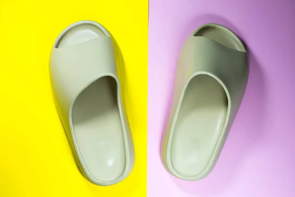 Pantofole Estive Beige Sullo Sfondo Colorato Coppia Scarpe Casa Indoor — Foto Stock