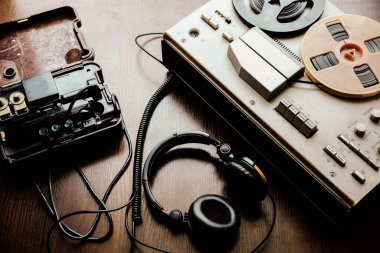 Dinleme için teyp kaydı. Saha telefonu ayarlandı. SSCB yakınlarda yatıyor. KGB casus konuşmaları.