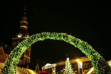 Geceleyin Riga şehir merkezinde. Ağaçtaki Noel ışıkları. Turistik gezi konsepti. Şenlik zamanı.