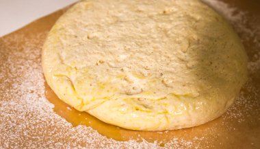 Masada hamur mayası var. Pişirme konsepti. Yemek pişirme fikirleri. Ev yapımı yemek. Diz unu ve su..