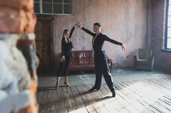 Δυο Επαγγελματίες Χορευτές Χορεύουν Στο Στούντιο Της Σοφίτας Όμορφη Καλλιτεχνική — Φωτογραφία Αρχείου