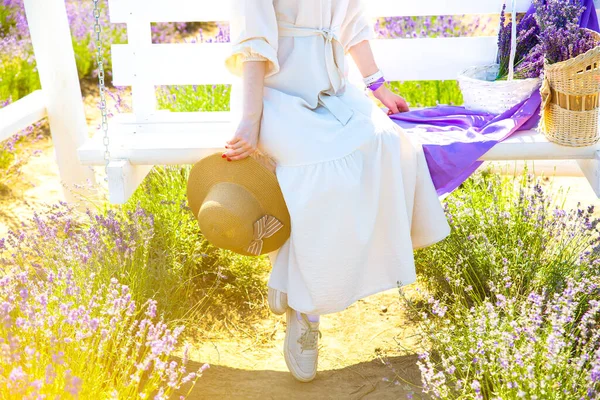 Fille Robe Lin Blanc Avec Bouquet Lavande Siège Chapeau Paille — Photo