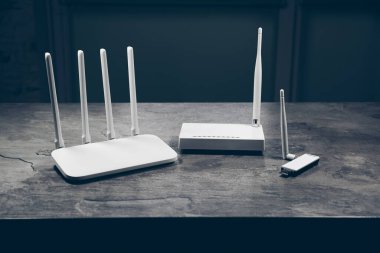 Üç farklı Wi-Fi yönlendiricisi, modern ve eski teknoloji. Kablosuz ethernet bağlantı sinyali.