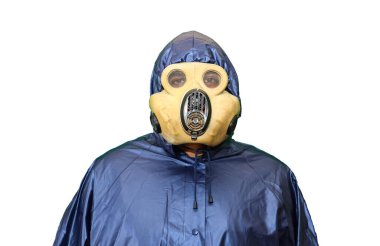 Beyaz arka planda duran gaz maskeli adam. Radyasyon etkisi. Çevre kirliliği. Çernobil konsepti. Tehlikeli nükleer güç..