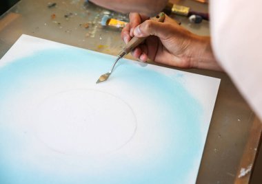 Ressamın gerçek çalışma stüdyosu. İnsan resim yaratıyor. Sanatçı konsepti. Yaratıcı atmosfer.