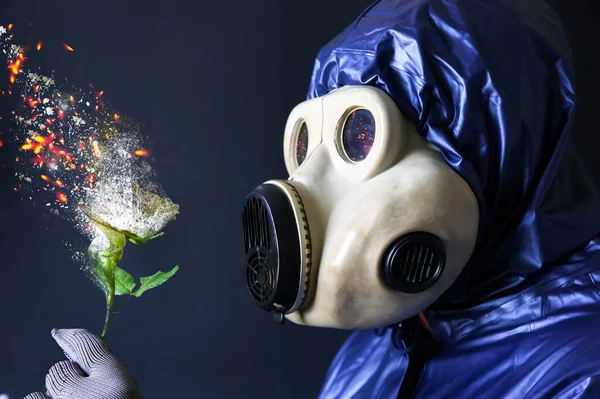 Hombre Con Máscara Gas Sosteniendo Una Flor Ardiendo Influencia Radiación —  Fotos de Stock