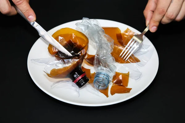 Bouteilles Plastique Sur Assiette Les Gens Mangent Des Aliments Pollués — Photo
