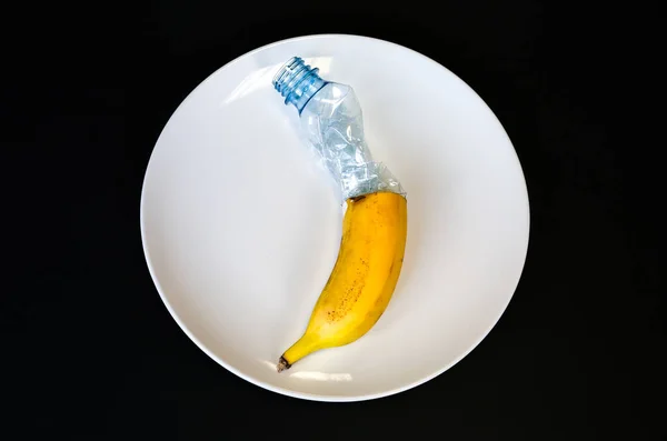 Plastikflasche Und Banane Auf Dem Teller Menschen Die Verschmutzte Lebensmittel — Stockfoto