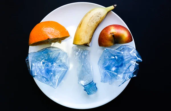 Пластиковые Бутылки Фрукты Тарелке Выбор Жизни Люди Едят Загрязненную Пищу — стоковое фото