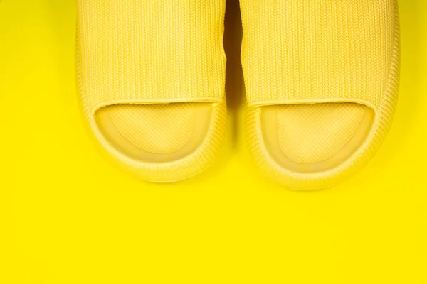 Chinelos Verão Amarelos Fundo Amarelo Par Casa Dentro Casa Sapatos — Fotografia de Stock
