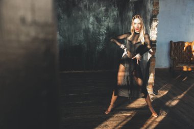 Güzel kadın profesyonel dansçı portresi. Çatı katında. Spor hayatı konsepti. Tutku ve duygusal dans.