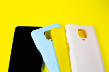 Akıllı telefon için farklı renklerde silikon kutular. Tarzını bugün seç. Parlak ve modern ol..