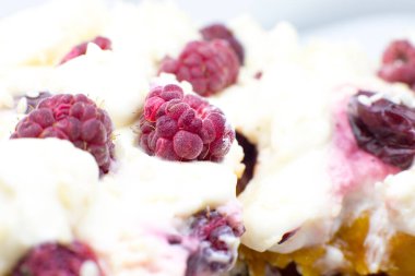 Kremalı, taze kirazlı ve ahududulu nefis ev yapımı kek..