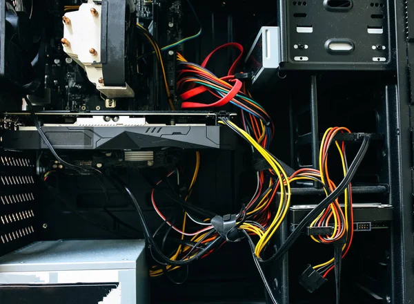 Kişisel bilgisayarın içinde. Kablolar. Anakart ve video kartı toz içinde. Kırık PC.