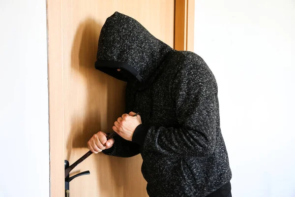 Brottsling Med Kofot Nära Dörrarna Rånare Bryter Sig Huset — Stockfoto