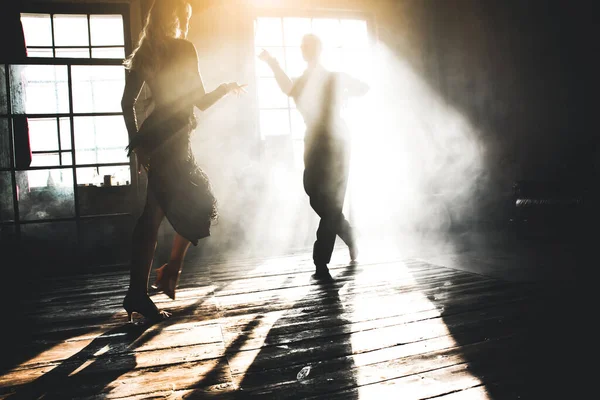 两个专业的舞女正在阁楼演播室跳舞 美丽的艺术表演 浓烟弥漫 体育生活的概念 激情与情感舞蹈 — 图库照片
