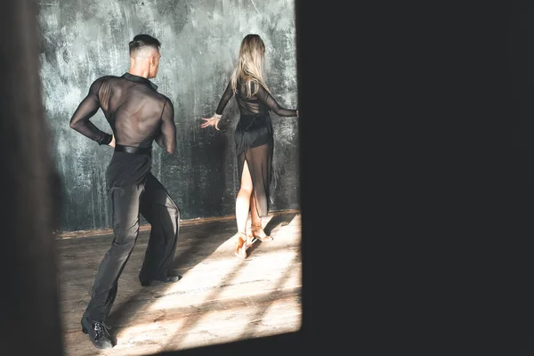 Profesyonel Balo Dansçısı Çatı Katında Dans Ediyor Güzel Bir Sanat — Stok fotoğraf