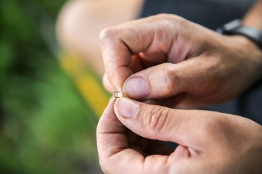 Adam oltaya kurtçuk takıyor. Açık havada balık tutmak. Doğadaki hobi.