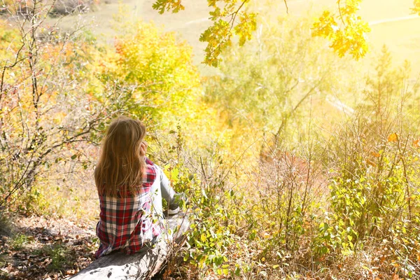 Fille Dans Chemise Carreaux Est Assis Dans Forêt Automne Concept — Photo