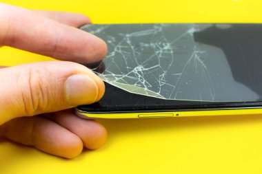 Kırık cam ekran koruyucuyu değiştiren adam. Düşmüş akıllı telefon. Kapat..