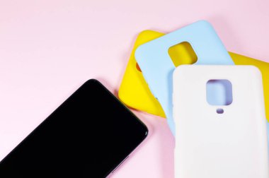 Akıllı telefon için farklı renklerde silikon kutular. Tarzını bugün seç. Parlak ve modern ol..