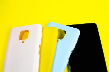 Akıllı telefon için farklı renklerde silikon kutular. Tarzını bugün seç. Parlak ve modern ol..