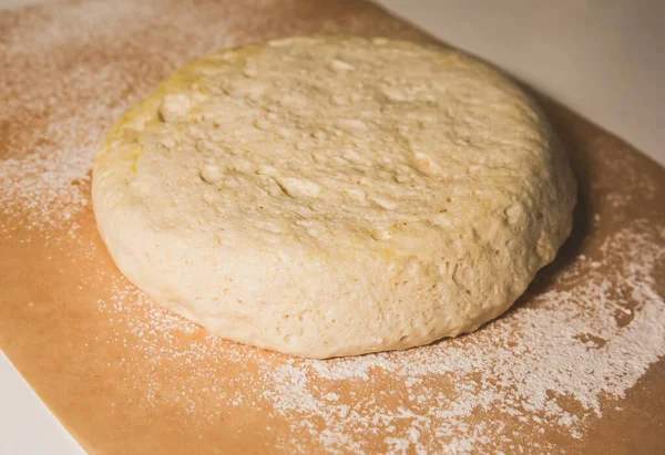 テーブルの上の酵母生地 パン作りのコンセプト 料理のアイデア 自家製だ 小麦粉と水をこねる — ストック写真