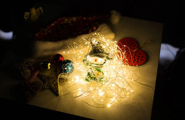 Muñeco Nieve Luces Navidad Adornos Guirnaldas Fondo Festivo Año Nuevo —  Fotos de Stock