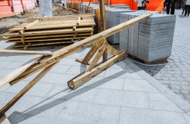 Eski kasabada yol çalışır. Yerde taş bloklar ve fayanslar var. Sokaklarda yeniden yapılanma. Kaldırım onarımı.