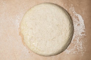 Masada hamur mayası var. Pişirme konsepti. Yemek pişirme fikirleri. Ev yapımı yemek. Diz unu ve su..