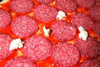 Ev yapımı pizza. Salam, mozzarella, peynir ve domates sosu. Sağlıklı yiyecekler. İtalyan mutfağı. Lezzetli kavram.