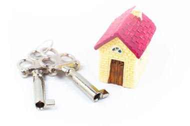 Ev ve anahtarlar. Emlak alıp kiralamak. Mülkiyet için banka kredisi.