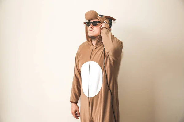Muž Kostýmovém Kostýmu Krávy Chlápek Zvířecím Pyžamu Vtipná Fotografie Nápady — Stock fotografie