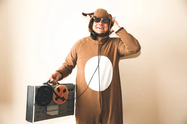 Homme Costume Cosplay Une Vache Avec Magnétophone Bobine Type Pyjama — Photo