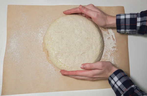 Ciasto Drożdżowe Stole Koncepcja Pieczenia Pomysły Gotowania Ręce Kobiety Robią — Zdjęcie stockowe