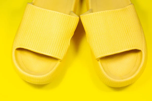 Pantofole Estive Gialle Sullo Sfondo Giallo Coppia Scarpe Casa Indoor — Foto Stock