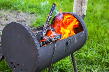 Barbekü için dışarıda bir yer. Odunlu ateş. Izgara için yaz zamanı..
